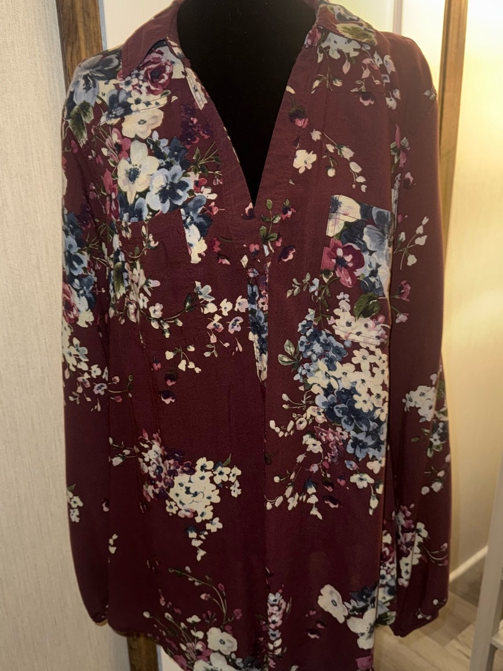 torrid Harper Burgundy Floral V-Neck Blouse - Picture 3 of 4